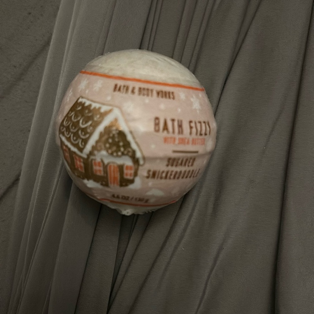 New with tags bath and body works bath bomb sugared snickerdoodle